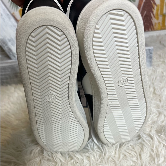 Universal Thread Women’s Paige Sneakers - Size 6 1/2 and 11 available - Picture 6 of 6